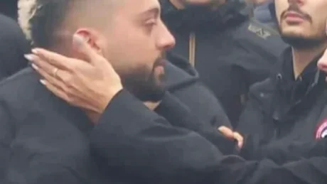 Nuk mbahen lotët/ Ja momenti kur Egli ngushëllon dhe përqafon Gjestin!