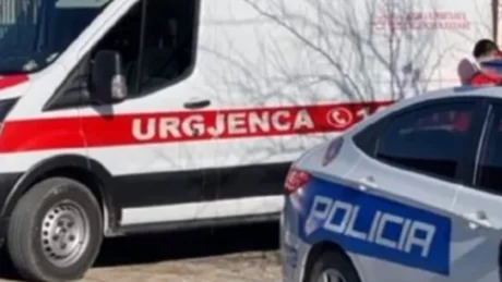 Aksident tronditës në vend! Makina ‘fluturon’ në ajër, përfundon në oborrin e një banese