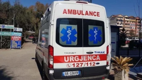 E diela nis me aksident të frikshëm! Makina përplaset me murin, dy vëllezërit…