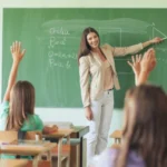 Kod i ri etik për mësuesit/ Që nga veshja deri te rrjetet sociale, ndryshojnë rregullat në arsim