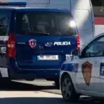 Ngjarja e RËNDË në Përmet! 16-vjeçarja u ab*zua nga njerku polic dhe kolegu i tij, Prokuroria NJOFTIM ZYRTAR: I dashuri e nxiti të…