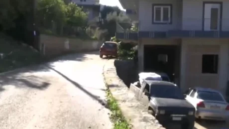 TMERR! Me fëmijë në krah, 25-vjeçari rrëzohet nga ballkoni, humb jetën i mituri!