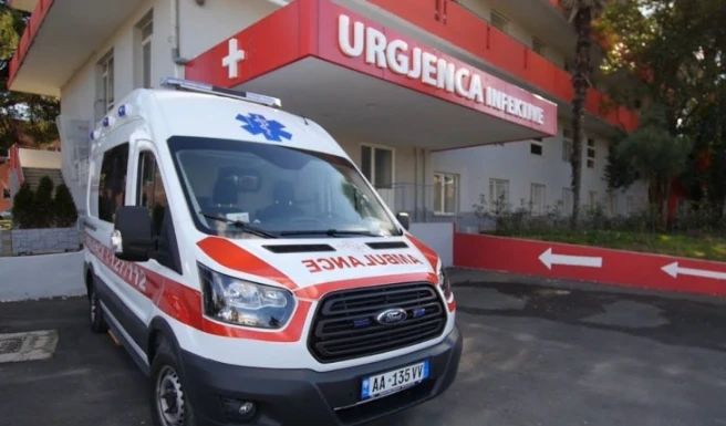 E rëndë në vend! Përndiqej nga dikush, 16 vjecarja tenton ti jap fund jetës duke u prerë me xham