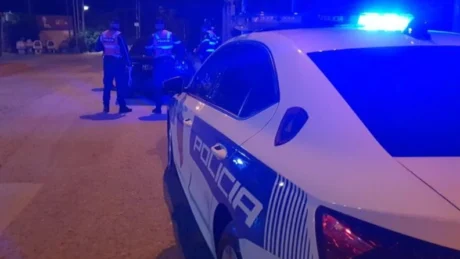 Cudira shqiptare: Polici i dehur përplas një makinë, nje grua…