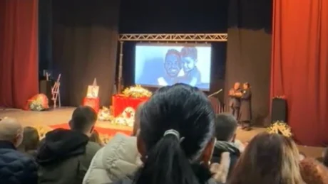 Të gjithë në këmbë, me lot dhe zemër të thyer japin DUARTROKITJEN e fundit për të madhin Shpat Kasapi! (Video)