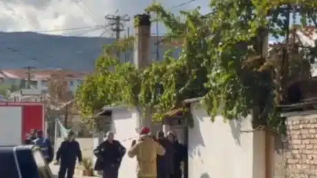 TRAGJIKE ne Vend /Bie Zjarr ne banese humb jeten nëna, edhe djali 14-vjeçar: DETAJE
