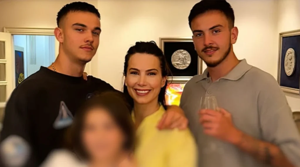 Dhu*uan policin dhe krijuan kaos në komisiariat/ Dy djemtë e Valbona Selimllarit u nxorrën jashtë lokalit në Bllok, si nisi “çmenduria” e 2 të rinjve