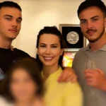 Dhu*uan policin dhe krijuan kaos në komisiariat/ Dy djemtë e Valbona Selimllarit u nxorrën jashtë lokalit në Bllok, si nisi “çmenduria” e 2 të rinjve