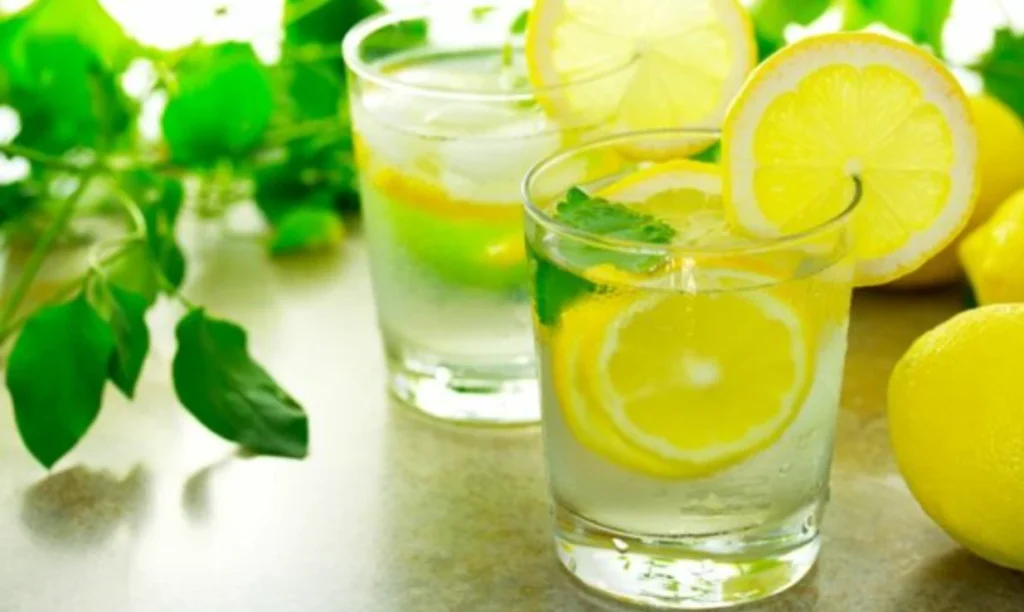 Pse duhet të filloni menjëherë të konsumoni ujë të ngrohtë me limon
