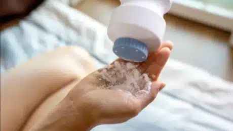 Pasi të zbuloni për çfarë përdoret pudra e bebes, s’do e hiqni kurrë më nga çanta