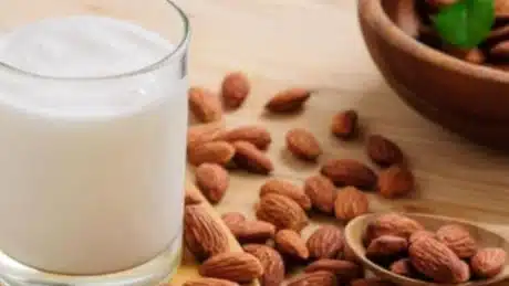 Nga qumështi te vezët, ja cilat janë ushqimet më të mira për shëndetin e kockave