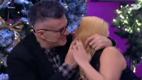 Çfarë ndodhi në studio? Puthja e PAPRITUR mes Bledi Manes dhe konkurrentes së “Për’puthen” (Video)