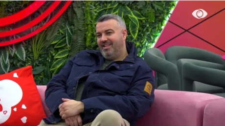 “O i fëlliqur…”/ Debat i ashpër mes Mateos dhe Rogertit, banori: Ky pëlqen djemtë, jo vajzat…