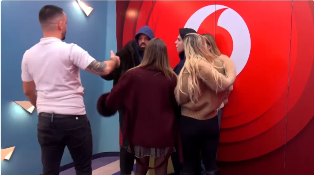 Stine merr valixhen e tij dhe drejtohet drejt derës: Dua të largohem …