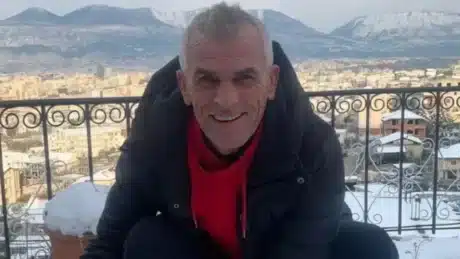 ‘E g*diste me çekiç…’ Dalin detaje të rënda nga vr*sja e Petritit, gruaja e tij pa gjithcka me sy